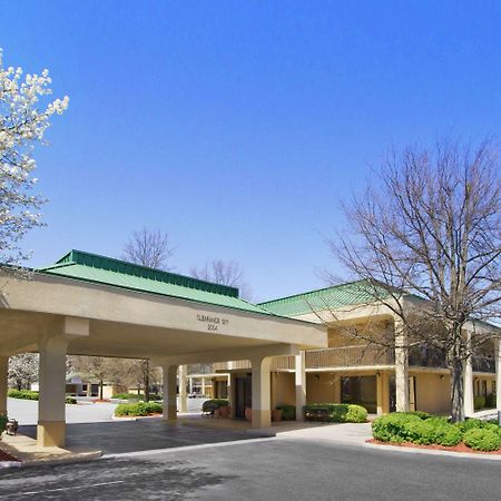Howard Johnson By Wyndham Greensboro Near The Coliseum Eksteriør bilde