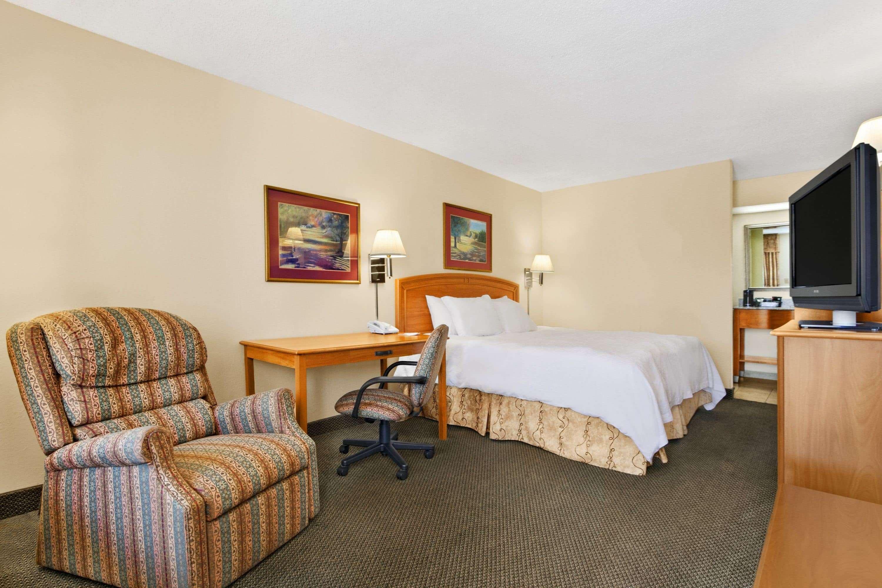Howard Johnson By Wyndham Greensboro Near The Coliseum Eksteriør bilde