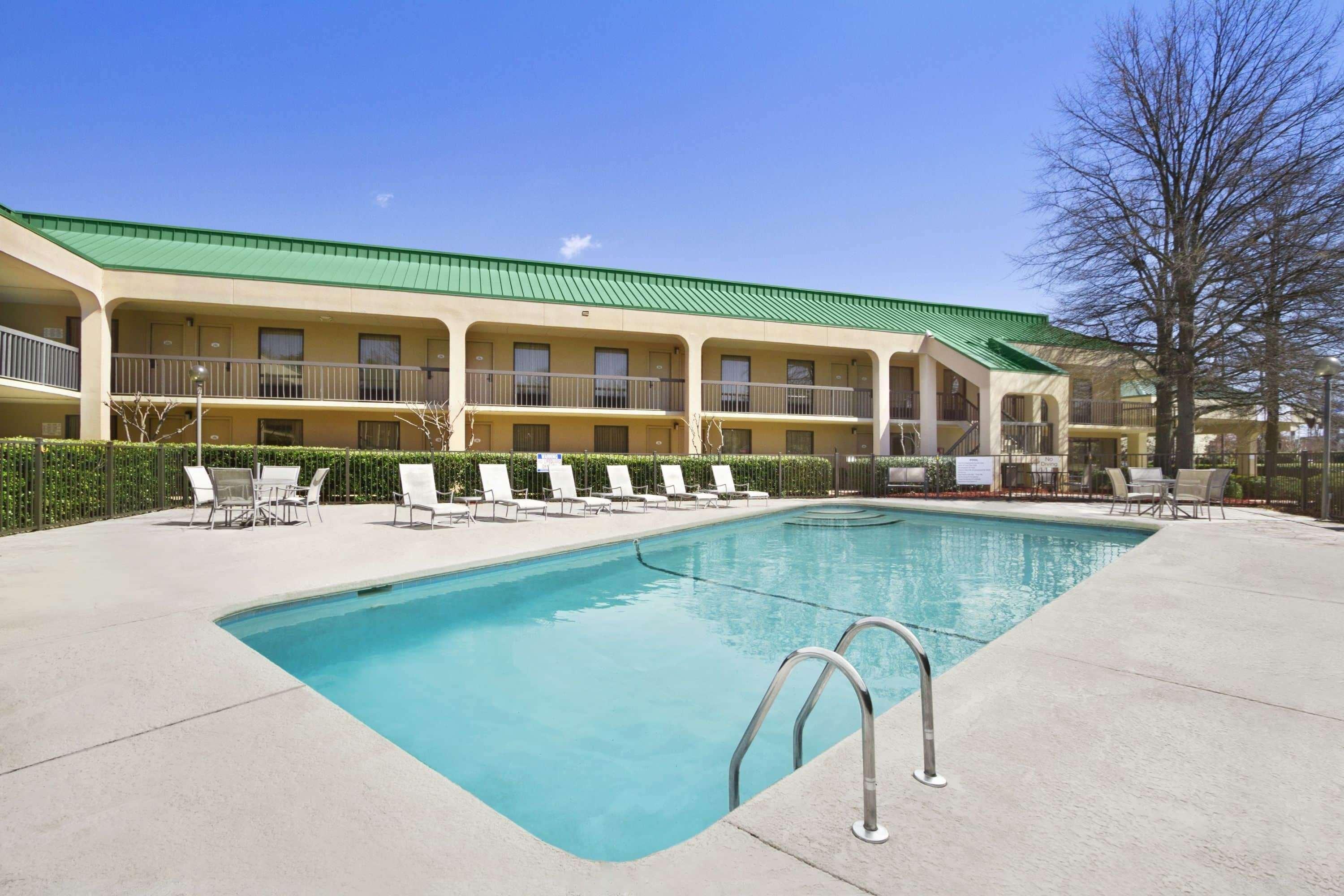 Howard Johnson By Wyndham Greensboro Near The Coliseum Eksteriør bilde