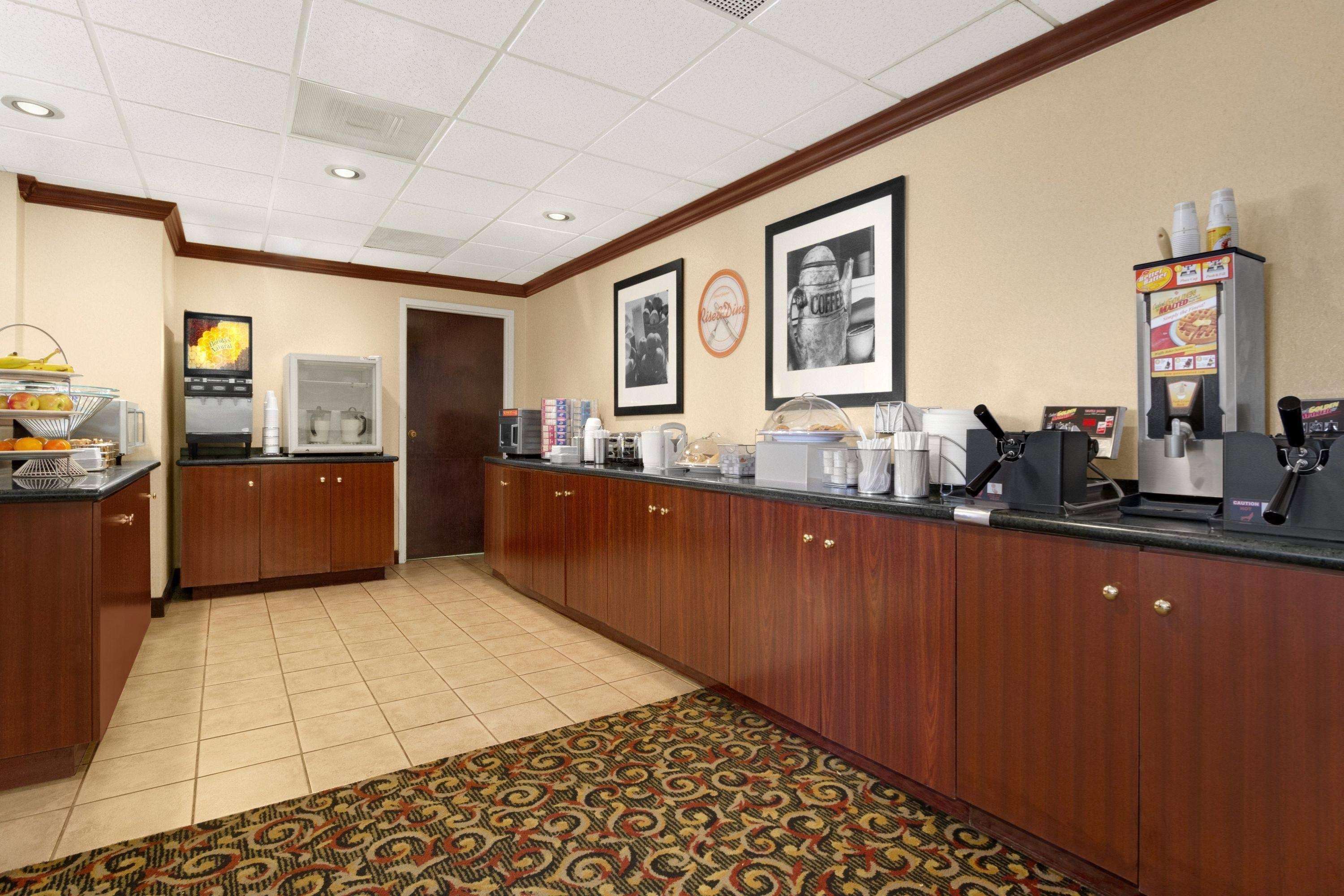 Howard Johnson By Wyndham Greensboro Near The Coliseum Eksteriør bilde