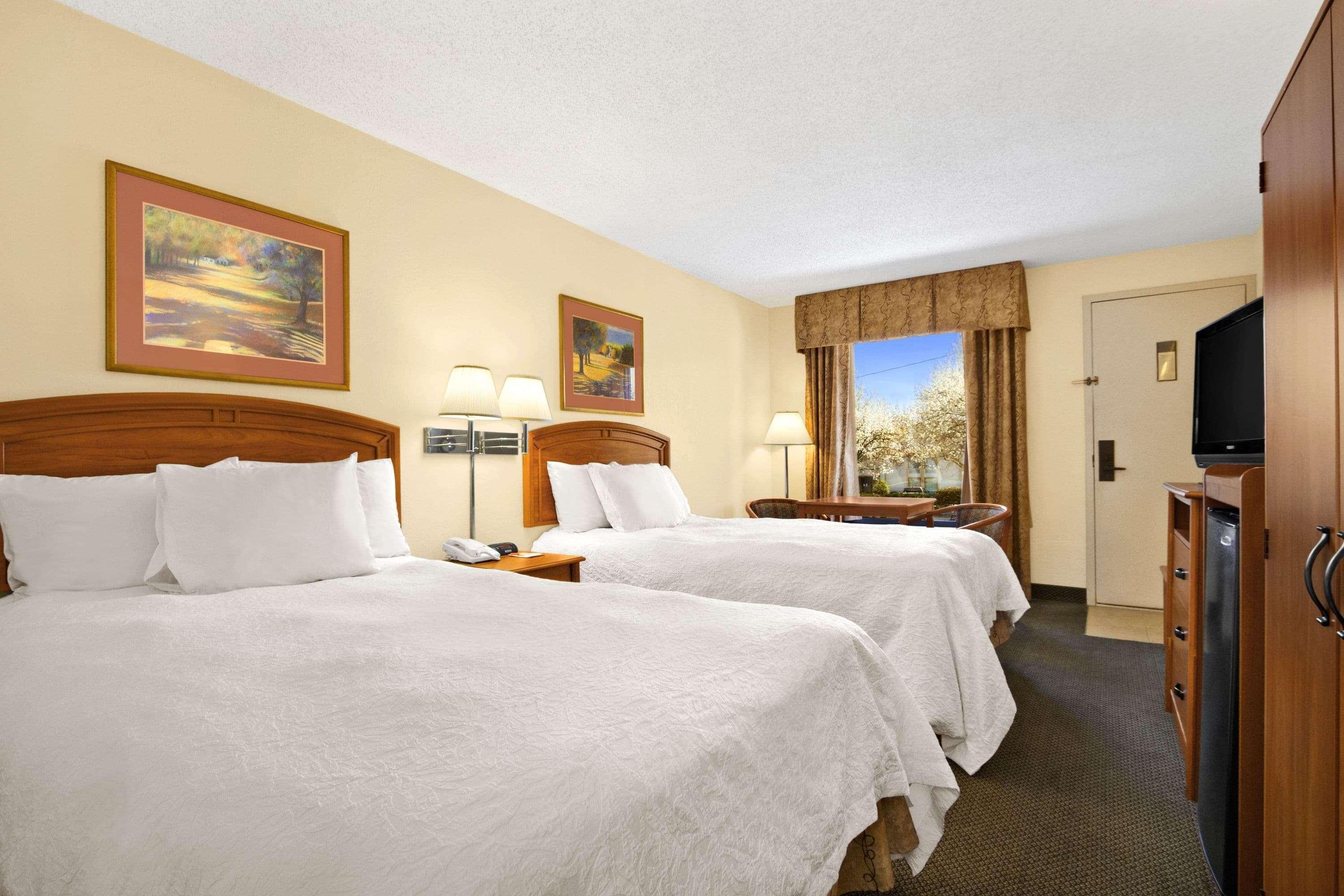 Howard Johnson By Wyndham Greensboro Near The Coliseum Eksteriør bilde