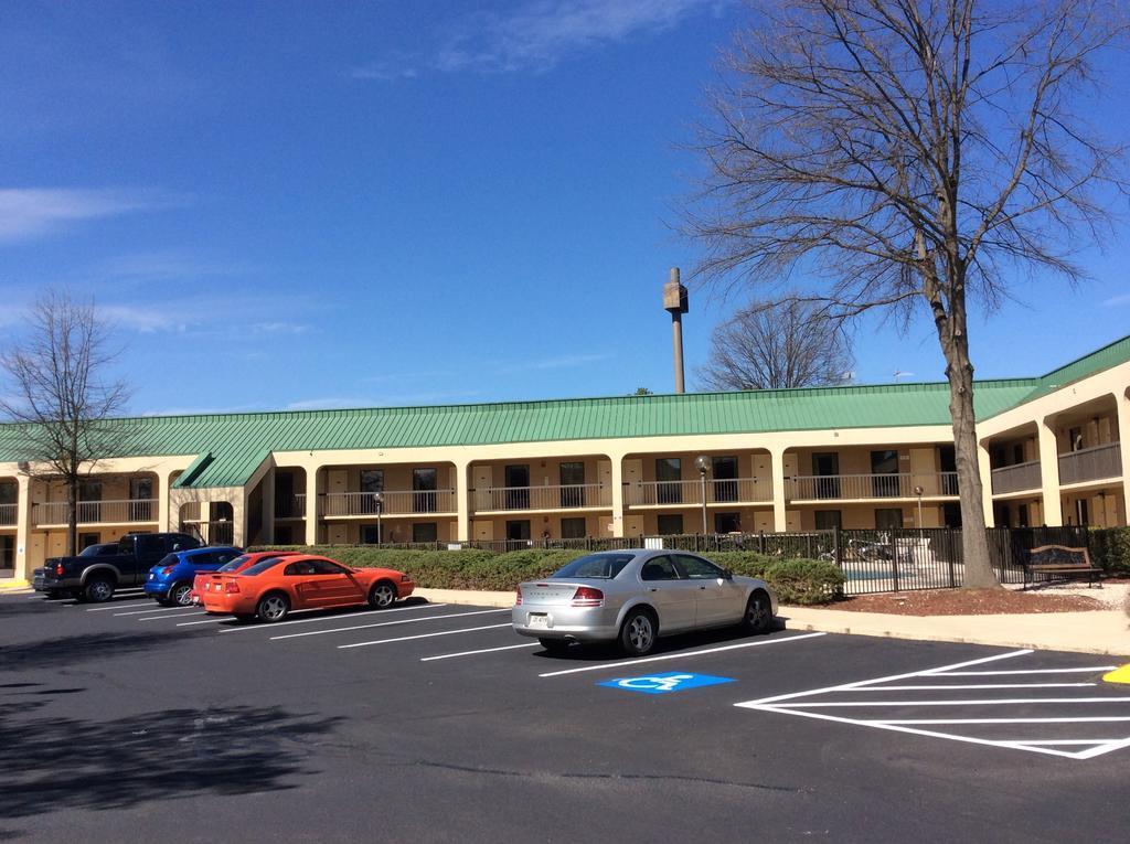 Howard Johnson By Wyndham Greensboro Near The Coliseum Eksteriør bilde