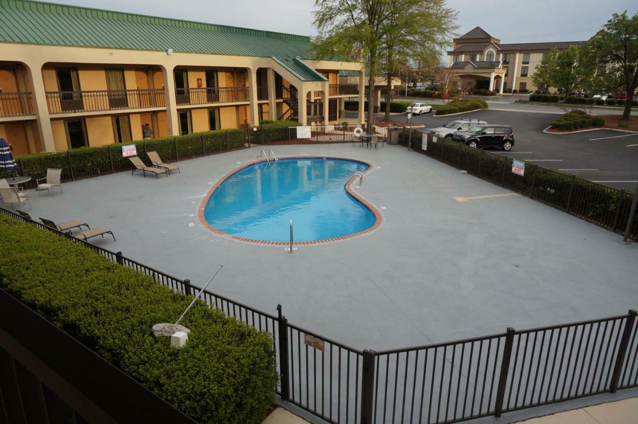 Howard Johnson By Wyndham Greensboro Near The Coliseum Eksteriør bilde