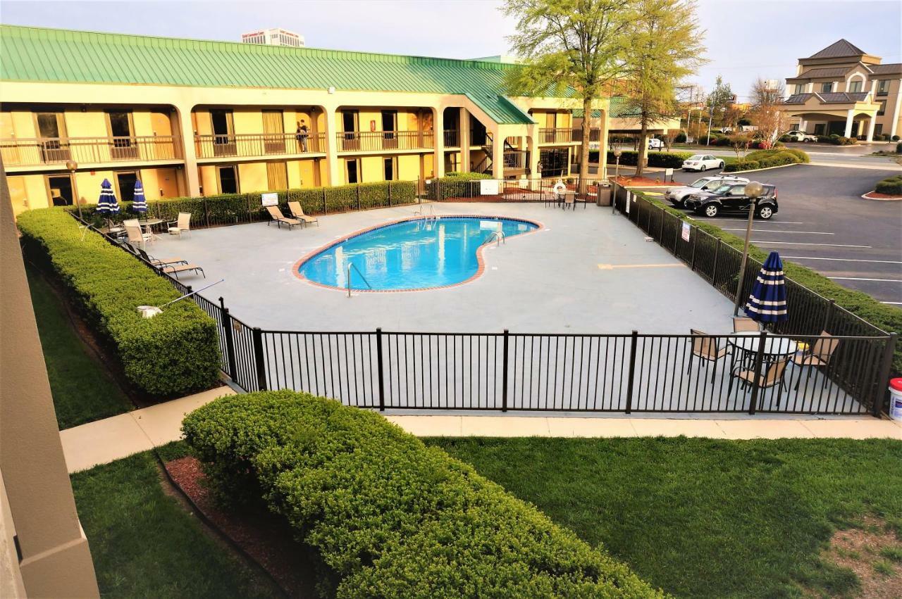 Howard Johnson By Wyndham Greensboro Near The Coliseum Eksteriør bilde