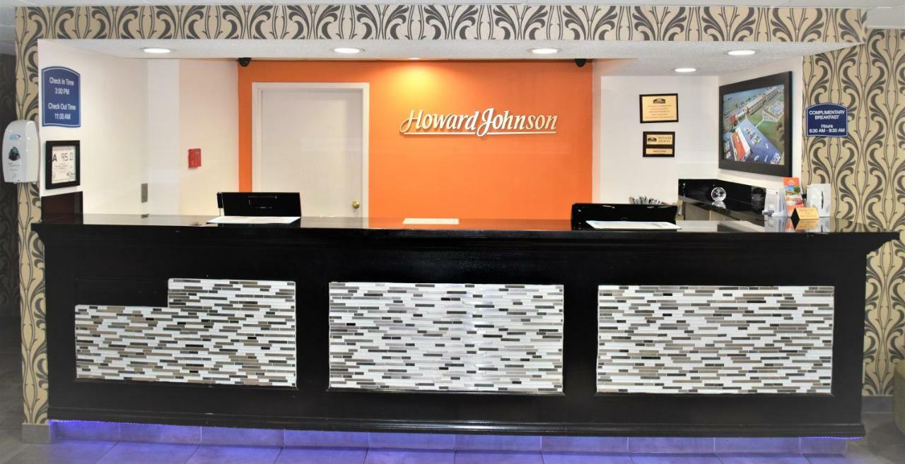 Howard Johnson By Wyndham Greensboro Near The Coliseum Eksteriør bilde