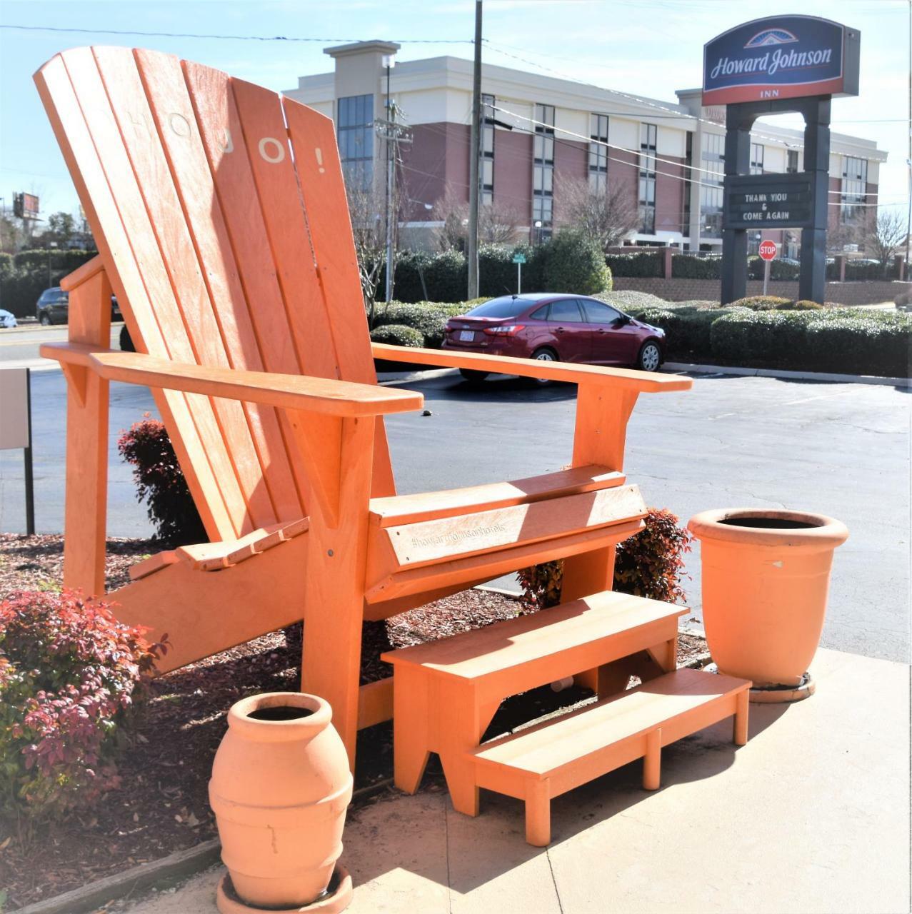 Howard Johnson By Wyndham Greensboro Near The Coliseum Eksteriør bilde