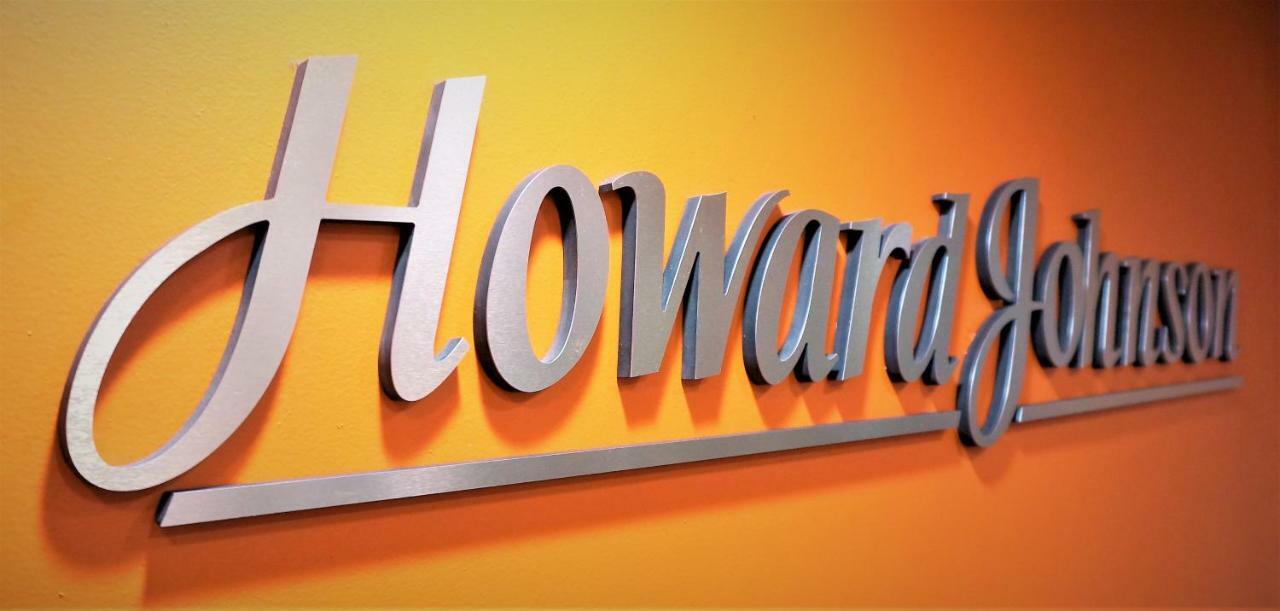 Howard Johnson By Wyndham Greensboro Near The Coliseum Eksteriør bilde