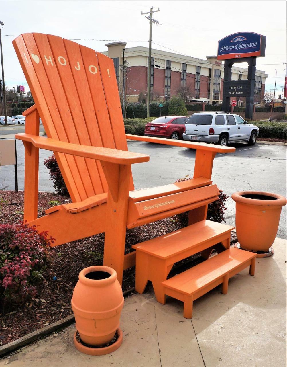 Howard Johnson By Wyndham Greensboro Near The Coliseum Eksteriør bilde