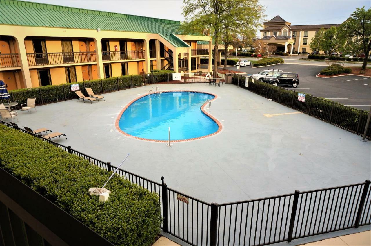 Howard Johnson By Wyndham Greensboro Near The Coliseum Eksteriør bilde