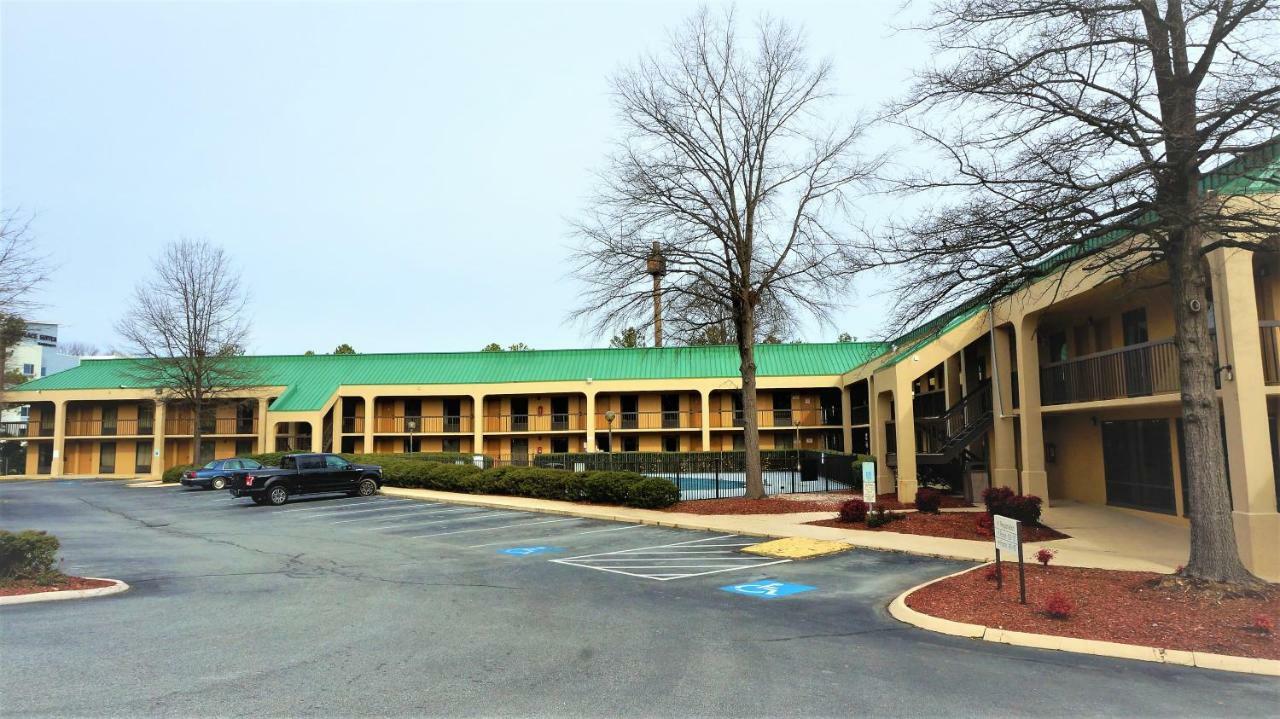 Howard Johnson By Wyndham Greensboro Near The Coliseum Eksteriør bilde